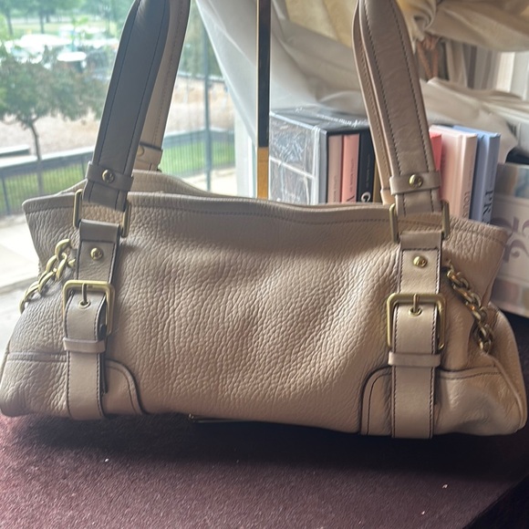 Kenneth Cole Handbags - GUC  Vintage Kenneth Cole Cream Pebbled Leather Shoulder Bag $85